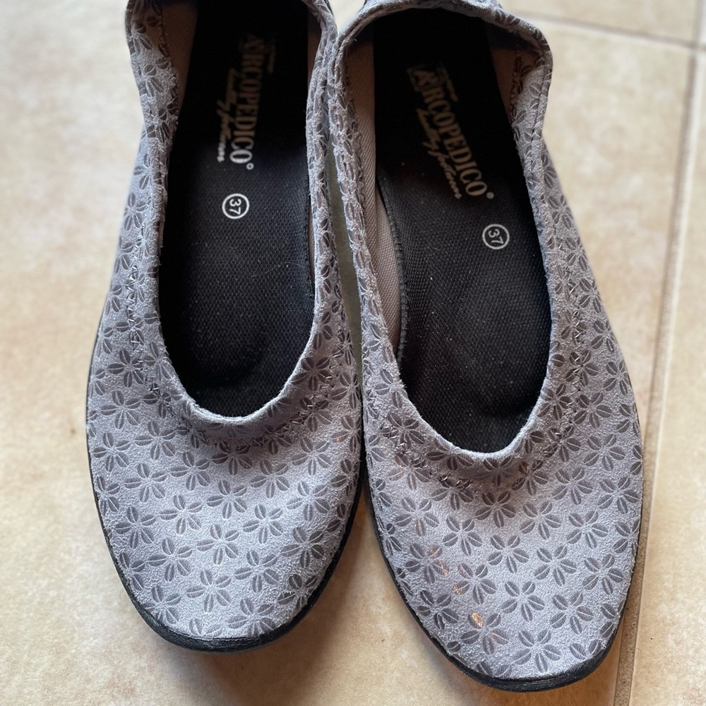 Arcopedico Women's Ballet/ Lolita  In Gray size 7 to 7 1/2  New